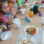 Dzieci jedzą zdrowe kanapki