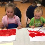 Dzieci malują flagę