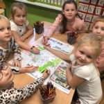 Dzieci malują kolorowankę