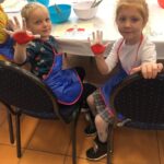 Dzieci pokazują pomalowane dłonie na biało -czerwono