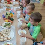 Dzieci robią zdrowe kanapki