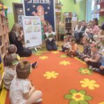 Dzieci słuchają opowiadania czytanego przez nauczyciela