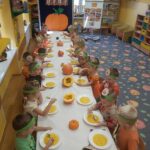 Dzieci spożywają dyniową zupę