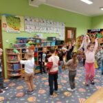 Dzieci tańczą z listkami