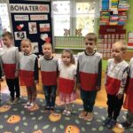 Dzieci w fartuszkach biało czerwonych