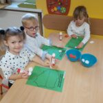 Dzieci wyklejają mapę Polski