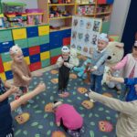 Dzieci z Oddziału Krasnoludki bawią się w zabawę Stary Niedźwieź