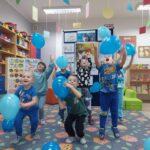 Dzieci z Oddziału Krasnoludki uczestniczą w zabawie ruchowej Lec baloniku moj malutki