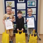 Dzieci z dyplomami i nagrodami za konkurs plastyczny