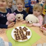 Dzieci z misiowymi ciasteczkami
