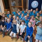 Dzieci z oddziału Biedronek i Motylków oglądają film o prawach dziecka