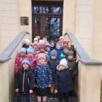 Dzieci z oddziału Biedronek przed Biblioteką Publiczną w Grębocicach