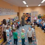 Dzieci z oddziału Biedronek śpiewają piosenkę rodzicom na powitanie