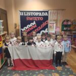 Dzieci z oddziału Biedronek z flagą Polski
