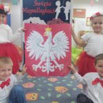 Dziewczynki i Chłopcy pokazują Godło Polski