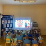 Przedszkolaki oglądają film edukacyjny o prawach dziecka