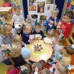 Przedszkolaki świętują urodziny misia
