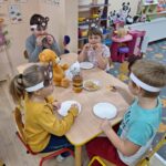 dzieci jedzą przysmak misia miód