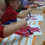 dzieci malują sokiem z buraka