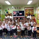 dzieci śpiewają Hymn Polski
