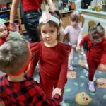 dzieci tańczą do piosenki Cebulka i buraczek