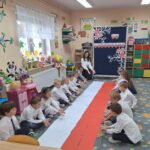dzieci z grupy stokrotki układają flagę Polski