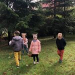 Dzieci obserwują przyrodę