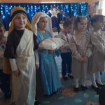 Dzieci przedstawiają Maryję i Józefa