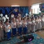Dzieci śpiewają kolędę na przywitanie