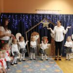 Dzieci wykonują improwizacje ruchowe do piosenki Wkoło choinki