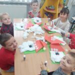 Dzieci z Oddziału Krasnoludki wykonują pracę plastyczną Mikołaj