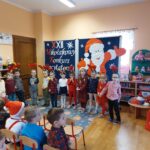 Dzieci z oddziału Biedronek śpiewają piosenkę o Mikołaju