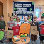Dzieci z torbami ekologicznymi