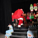 Mikołaj wchodzi po schodach na scenę