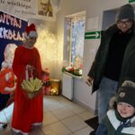 Mikołajka wita dzieci i rodziców w holu przedszkola w Krzydłowicach