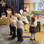 Przedszkolaki wykonują ruchy taneczne do utworu Kolędowy czas