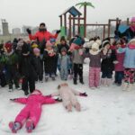 dzieci bawią się na śniegu