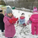 dzieci bawią się na śnieguu