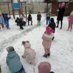 dzieci lepią śnieżki