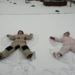 dzieci leżą na śniegu