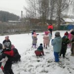 dzieci na śniegu
