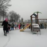 dzieci robią pociąg na śniegu