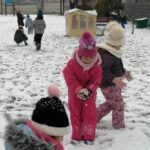 dzieci rzucają się śnieżkami