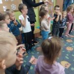 dzieci śpiewają piosenkę na powitanie