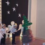 dzieci tańczą do piosenki o choince