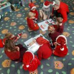 dzieci układają puzzle Mikołaj i Renifer