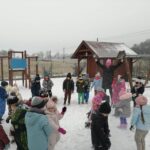 dzieci z oddziału Rzeczyca bawią się na śniegu
