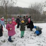 dzieci zoddziału Stokrotki robią śnieżki