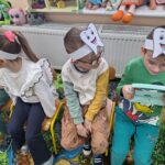 dzieci oglądają swoje zęby