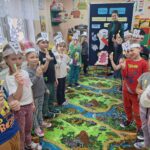 dzieci śpiewają piosenkę